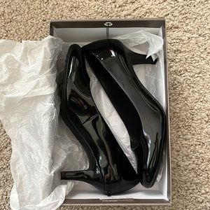 Life Stride Soft Style Patent Leather Pumps
